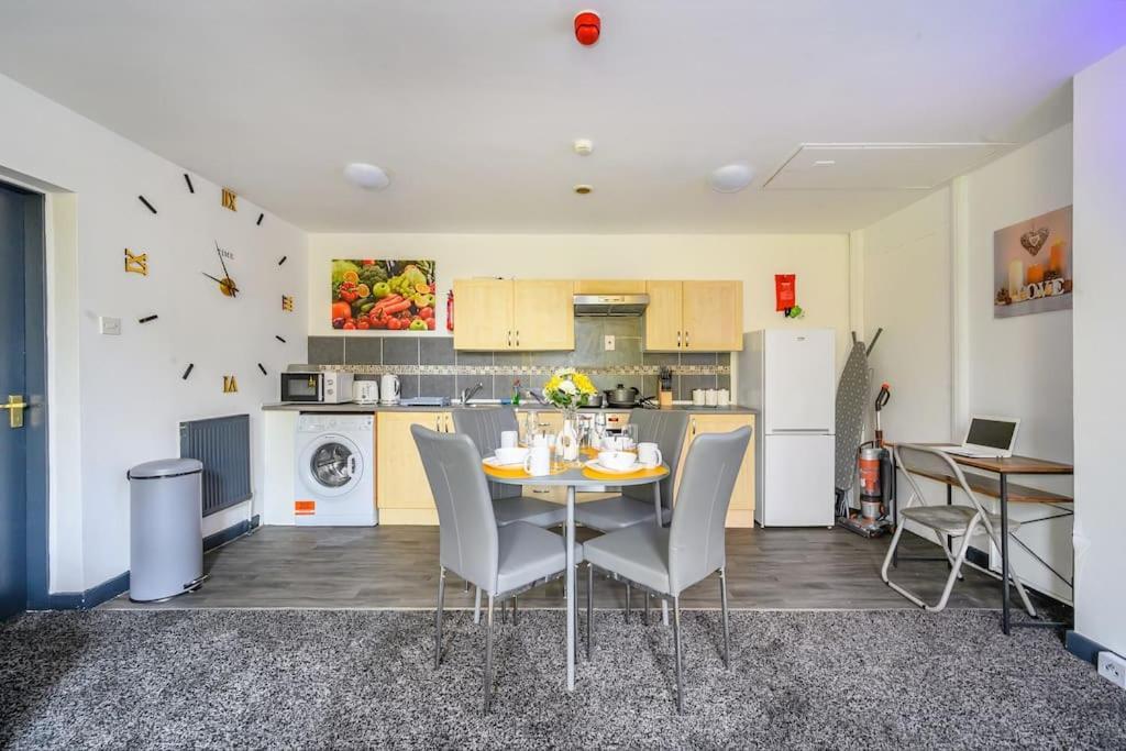 לידס -F5Gh- For Relaxed & Cosy Stay, Free Parking, Wifi מראה חיצוני תמונה