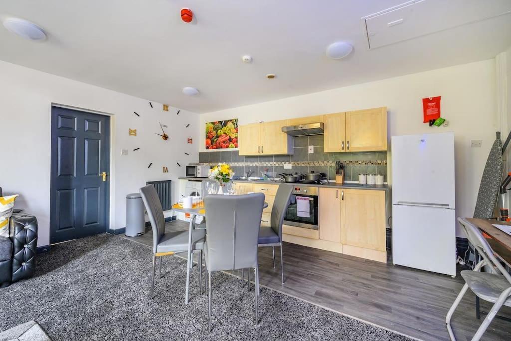 לידס -F5Gh- For Relaxed & Cosy Stay, Free Parking, Wifi מראה חיצוני תמונה